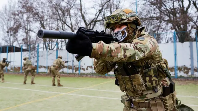 Campo de treinamento do Batalhão Azov em um antigo resort perto de Mariupol, em fevereiro de 2019