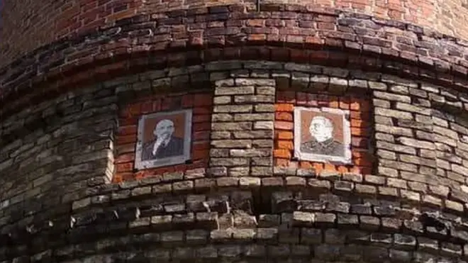 Портрети Леніна та Стадіна на водонапірній вежі