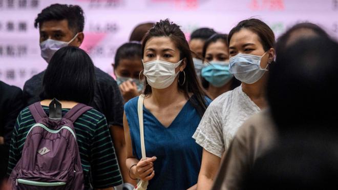 香港街道上戴着口罩的路人（10/7/2020）