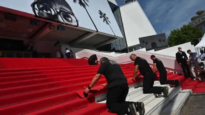 مد السجادة الحمراء إيذاناً بالانطلاق