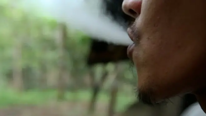 ควันบุหรี่ออกจากปากของผู้สูบ