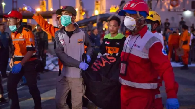 Hingga Selasa malam, tim SAR gabungan telah menemukan 34 kantong berisi potongan badan korban