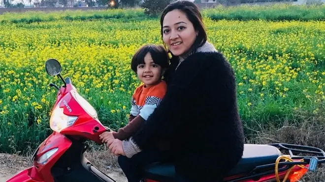 اگر آپ صوبہ پنجاب کے شہر لاہور میں رہتے ہیں تو آپ نے کبھی نہ کبھی لال سکوٹی پر سوار ایک لڑکی کو ضرور دیکھا ہو گا۔