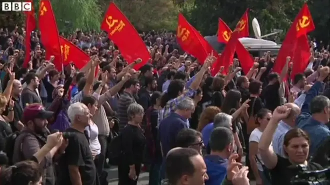 トルコ連続爆発テロ追悼　怒りの矛先は政府にも