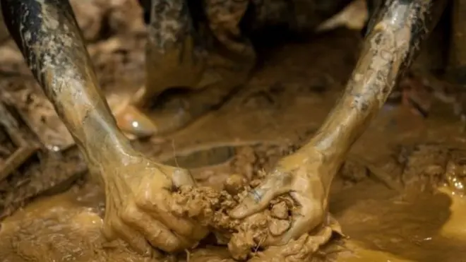 ኣብ ኰዕታ ተዋፊሩ ዘሎ ሰብ