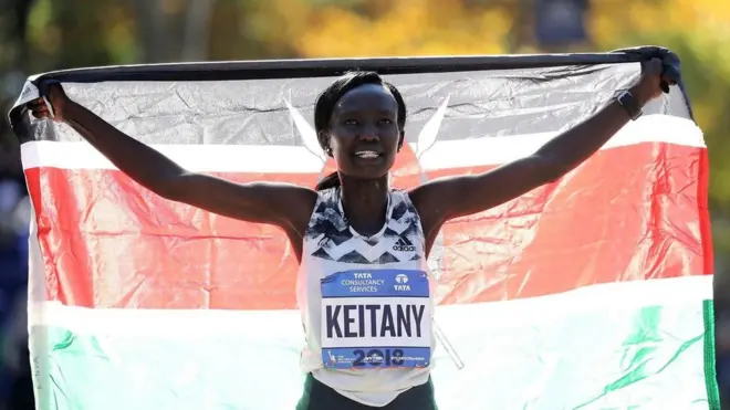 فازت الكينية ماري كيتاني بماراثون نيويورك بإنهائه في ساعتين و22 دقيقة و48 ثانية - بزيادة قدرها 17 ثانية فقط عن الرقم القياسي لمارغريت أوكايا عام 2003