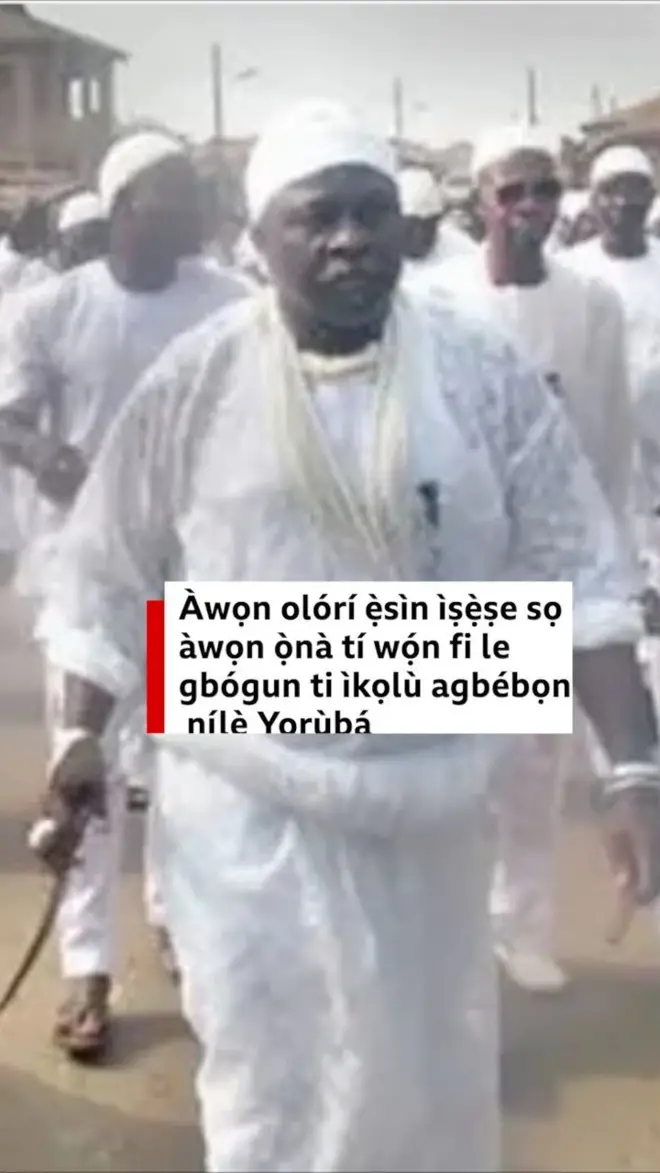 Awọn Onisẹse to wọ asọ funfun lati oke de ilẹ, ti wọn to lọwọọwọ tẹle ara wọn