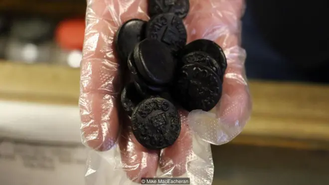 Kue Pontefract sampai sekarang masih dicap dengan gambar Kastil Pontefract.