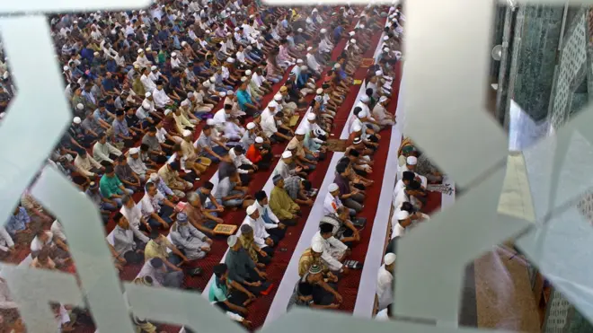 Umat muslim bersiap menunaikan salat Jumat pertama bulan Ramadhan 1439 Hijiriah di Masjid Al Markaz Al Islami Jendral Yusuf Makassar, Sulawesi Selatan, Jumat (18/5).