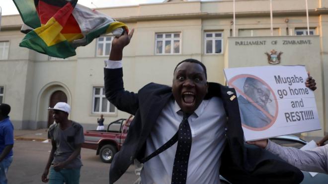 Житель Зимбабве с флагом