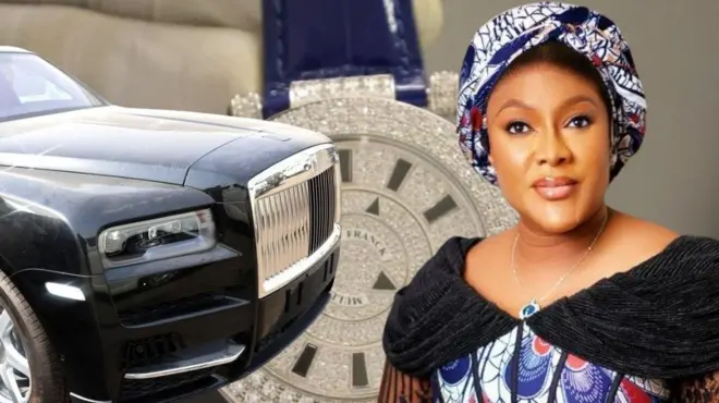 Aisha Achimugu ree to lo iborun, to si n rẹrin musẹ-musẹ pẹlu ẹgba-eti.