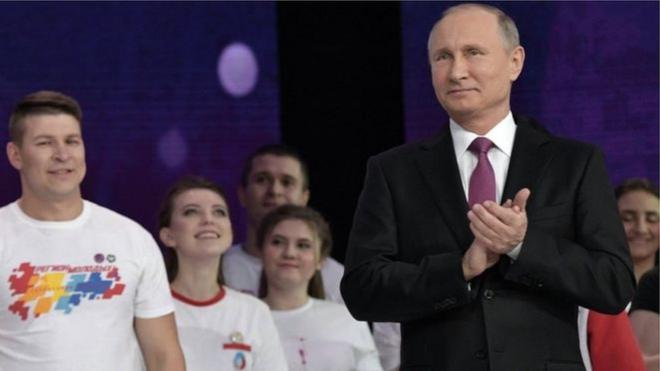 Vladimir Putin nói bóng gió về việc ông có thể tái tranh cử tại một sự kiện cho thanh niên ngày hôm nay