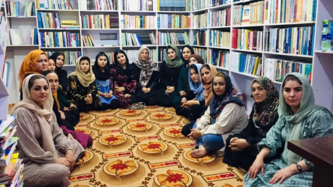 کتابخانه زن با کمک مالی بنیاد کرستال بیات به صورت خصوصی در کابل افتتاح شده بود
