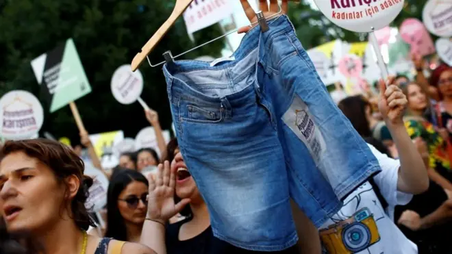 مسيرة نسائية بـ "السروال القصير" في اسطنبول