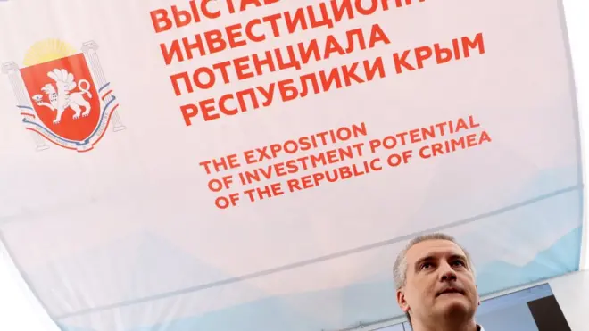 Сергей Аксенов на экономическом форуме в Ялте много улыбался иностранцам и пожимал им руки