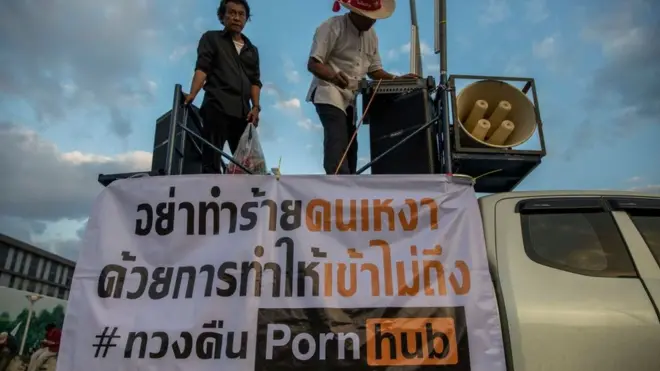 Pornhub ve 190 porno sitesinin yasaklanması, Bilişim Bakanlığı önünde protesto edildi. Protestocular, "Siteleri engelleyerek yalnızlığa zarar vermeyin" pankartları astı.
