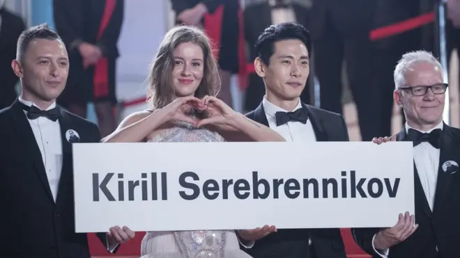 Сыгравшие в фильме "Лето" актеры поддержали акцию, слева - Роман Билык, исполнивший роль Цоя