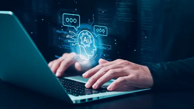 Una persona frente a una laptop