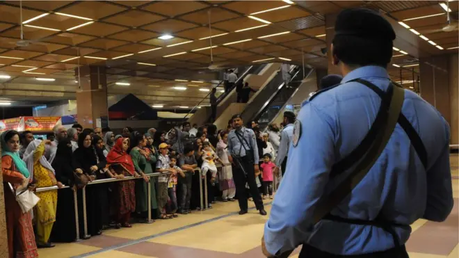 سلیم شہزاد پیر کو جب کراچی کے ہوائی اڈے پر پہنچے تو پولیس نے انھیں حراست میں لے لیا