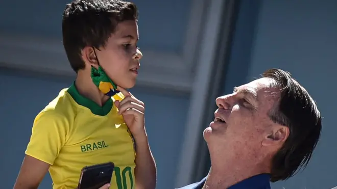 Bolsonaro con un niño