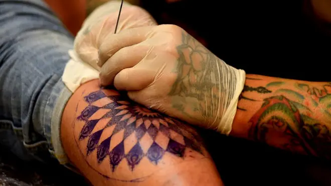 Gucapa ku mubiri canke tatouage bisanzwe bibujijwe henshi kw'isi ku bari munsi y'imyaka 18