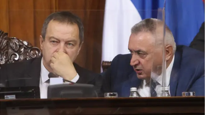 Predsednik Skupštine Ivica Dačić i generalni sekretar Skupštine Veljko Odalović na sednici povodom raspisivanja referenduma