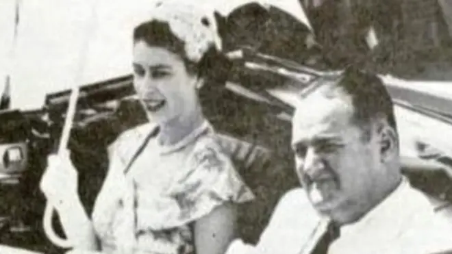 "Pegaba fuerte el sol y la reina abrió un parasol blanco muy elegante", recordó Alberto Tuñón. En la imagen, Isabel II junto al presidente panameño Remón Cantera.