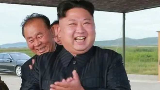 නවතම මිසයිල අත්හදා බැලීම පිළිබඳව සතුටුවන කිම් ජොන්ග් අන්