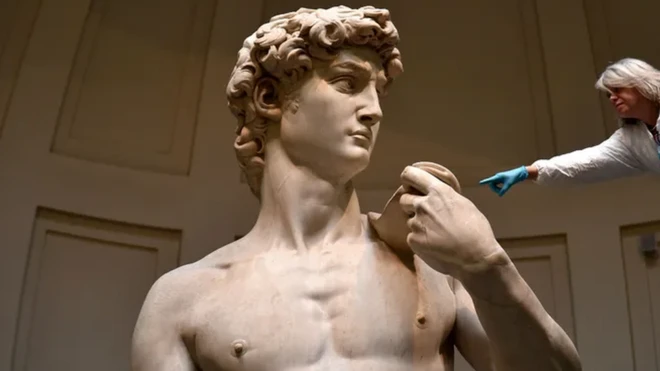 ภัณฑารักษ์กำลังทำความสะอาดรูปปั้น "เดวิด" ผลงานชิ้นเอกของไมเคิลแอนเจโล ซึ่งจัดแสดงที่เมืองฟลอเรนซ์ของอิตาลี