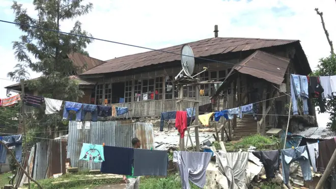 በዚህ በአፈ-ንጉሥ ነሲቡ መስቀሎ ቤት ውስጥ በርካቶች ይኖራሉ በማንኛውም ሰዓት ቤቱ ሊደረመስ እንደሚችል ባለሙያዎች ያስጠነቅቃሉ