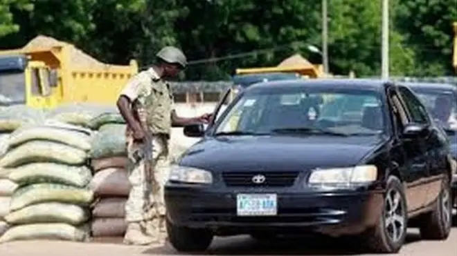 Ologun n sayẹwo araalu ninu mọto