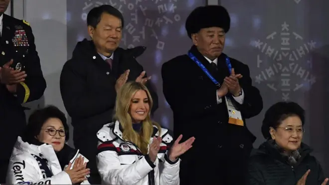 伊万卡在冬奥闭幕礼上坐在朝鲜代表团团长金英哲的前方
