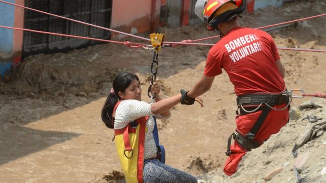 Спасатели помогают девушке в Лиме
