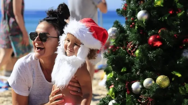 آسٹریلیا کے شہر سڈنی میں موسم گرما کے دوران بچے اور بڑے سبھی ساحل سمندر پر کرسمس کے لیے جمع ہوتے ہیں