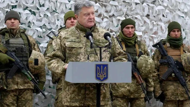 Президент України Петро Порошенко зазначив, що якби не вибори, він просив би Раду продовжити дію воєнного стану