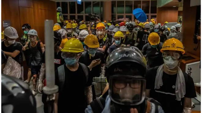 示威者进驻立法会大楼。