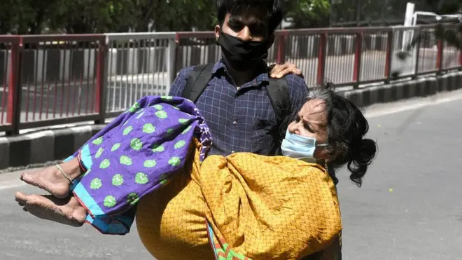 માતને પોતાના વતન લઈ જવા માટે ઉંચકીને રેલવે સ્ટેશન પહોંચેલો યુવાન