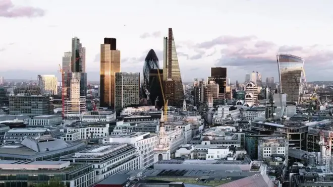 التقرير لا يعني تخفيض التصنيف الائتماني لبريطانيا