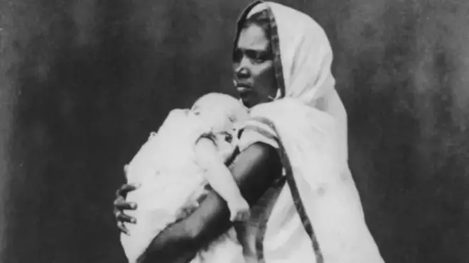 1858 च्या या छायाचित्रात एका भारतीय आयाने बाळाला कडेवर घेतलं आहे.