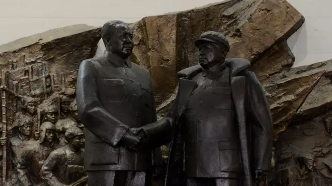 중국 단동에 있는 마오쩌둥 주석과 북한 김일성 주석이 악수하는 모습의 조형물