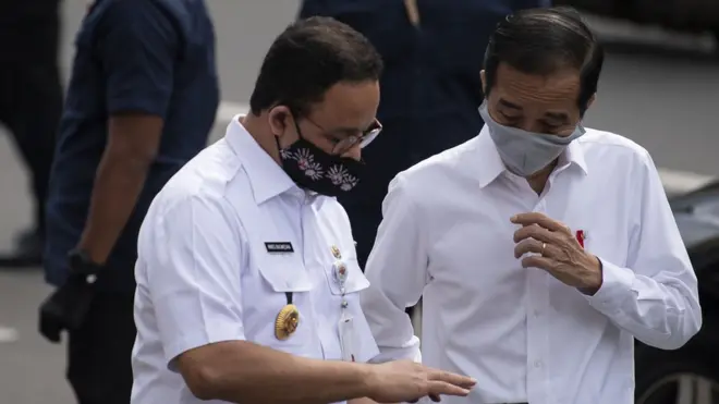 Presiden Joko Widodo berbincang dengan Gubernur DKI Jakarta Anies Baswedan seusai meninjau kesiapan penerapan prosedur standar New Normal di Stasiun MRT Bundaraan HI, Jakarta.
