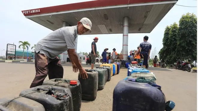 Nelayan mengumpulkan jerigen untuk melakukan pengisian bahan bakar solar bersubsidi di SPBU Limbangan, Juntinyuat, Indramayu, Jawa Barat, Sabtu (19/3/2022).