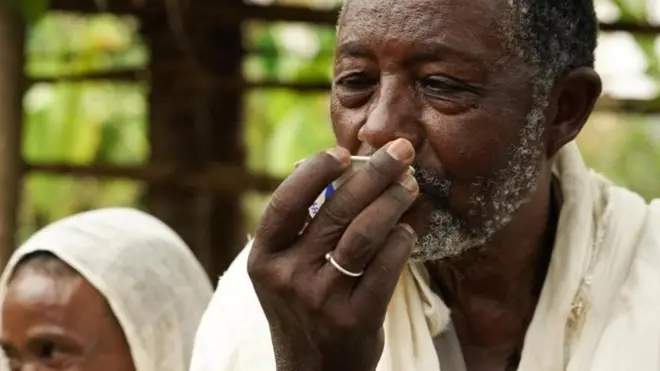 رجل يشرب القهوة في إثيوبيا