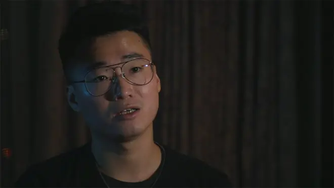 英国领馆前雇员郑文杰对BBC说，他在香港的西九龙高铁站被中国国保人员带往深圳，遭到刑讯逼供。