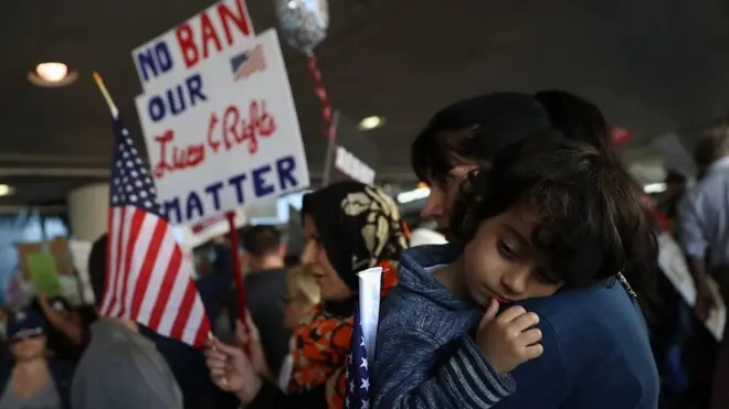 د ډونلډ ټرمپ د فرمان په ځنډېدلو سره ډېر کډوال امریکا ته ننوتل.