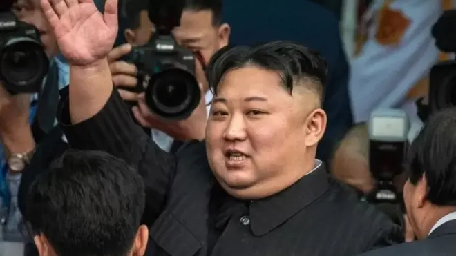 손 흔드는 김정은 북한 국무위원장