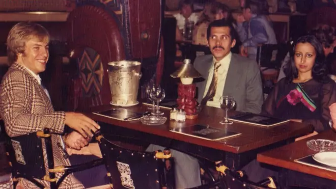 Eamonn O'Keefe, şahzadə Abdullah bin Nasir və onun arvadlarından biri Barracuda restoranında. London - 1976-ci il