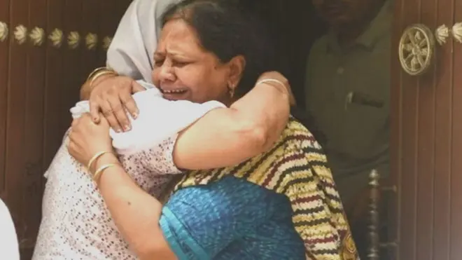 બુરાડીમાં ભાટિયા પરિવારના શોકગ્રસ્ત સંબંધીઓ