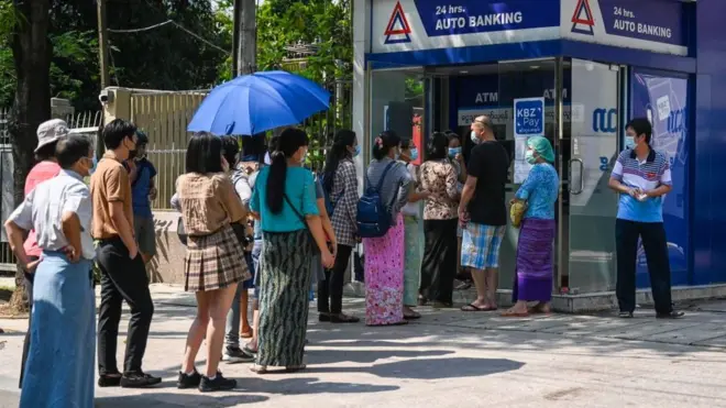 Masyarakat Myanmar merasa kesulitan untuk menarik uangnya sejak kudeta.