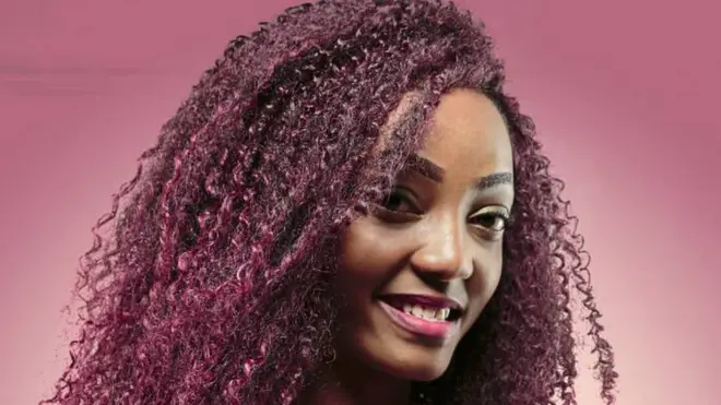 Audrey Aboula hold e book for hand